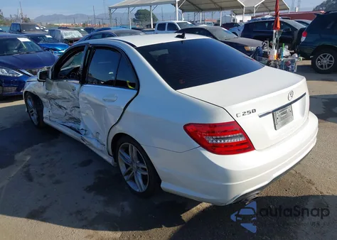 2013 Mercedes-Benz C 250 Sport z USA, uszkodzony, nr VIN WDDGF4HB8DA806104